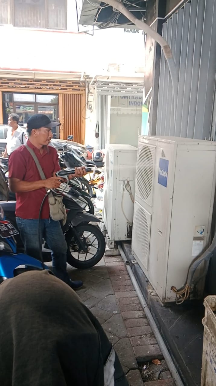 Pemasangan AC Split oleh teknisi profesional Sinar Jaya AC